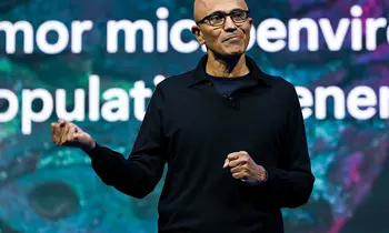 Microsoft-CEO Satya Nadella spricht auf der Bühne. 