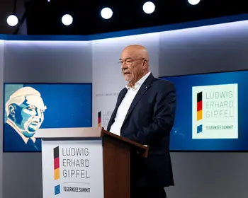 Wolfram Hatz steht an einem Rednerpult beim Ludwig-Erhard-Gipfel.