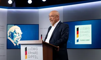 Wolfram Hatz steht an einem Rednerpult beim Ludwig-Erhard-Gipfel.