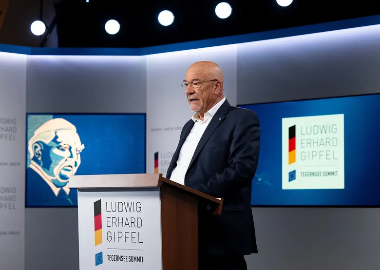 Wolfram Hatz steht an einem Rednerpult beim Ludwig-Erhard-Gipfel.