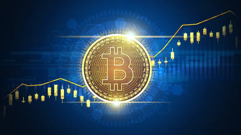 Goldenes Bitcoin Symbol vor digitalem Chart mit steigendem Kursverlauf, Hinweis auf Rekordhoch und Uptober