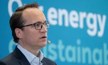 Markus Krebber spricht mit Headset vor blauem Hintergrund.