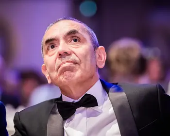 Uğur Şahin in schwarzem Smoking mit Fliege blickt nach oben.