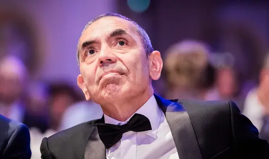 Uğur Şahin in schwarzem Smoking mit Fliege blickt nach oben.