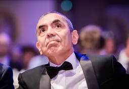 Uğur Şahin in schwarzem Smoking mit Fliege blickt nach oben.