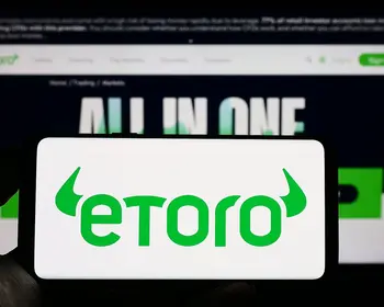 etoro-Logo auf Smartphone.