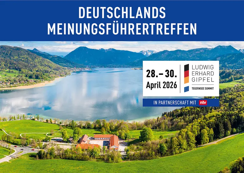 Das Foto zeigt den Blick auf den Tegernsee und nennt das Datum des Ludwig-Erhard-Gipfels 2026 von 28. bis 30. April.