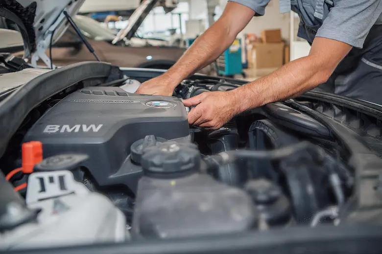 BMW-Mechaniker bei der Arbeit.
