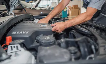 BMW-Mechaniker bei der Arbeit.