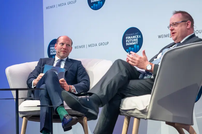 Kaupo Rosin, Chef des estnischen Auslandsnachrichtendienstes, und Oliver Rolofs, Co-Founder Munich Cyber Security Conference (MCSC) auf dem Frankfurt Finance & Future Summit. 