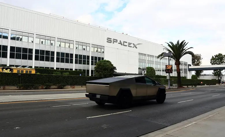 SpaceX-Hauptquartier in Hawthorne mit Firmenlogo an der Fassade.