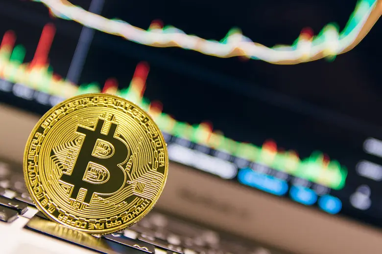 Bitcoin vor Chart. 