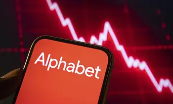 Alphabet Corporate Branding auf dem Smartphone Bildschirm vor rotem, sinkendem Börsendiagramm. 