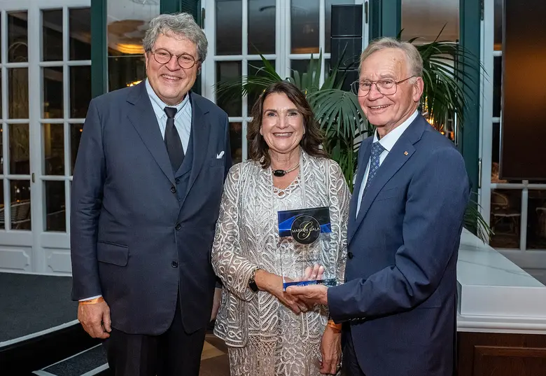 Preisträger Ortwin Goldbeck mit Laudator Zinkann und Weimer Media Group-Verlegerin Goetz-Weimer