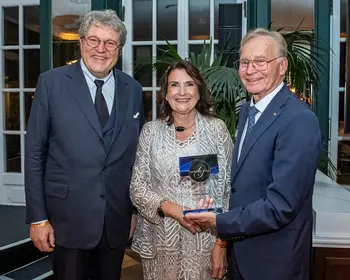 Preisträger Ortwin Goldbeck mit Laudator Zinkann und Weimer Media Group-Verlegerin Goetz-Weimer