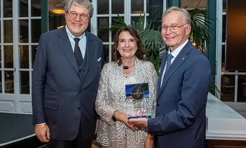 Preisträger Ortwin Goldbeck mit Laudator Zinkann und Weimer Media Group-Verlegerin Goetz-Weimer