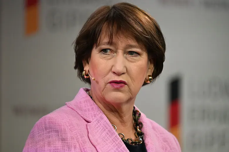 Hildegard Müller auf dem Gipfel-Podium am Tegernsee. 