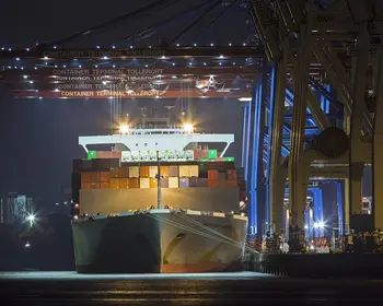 Containerschiff im Hamburger Hafen. 