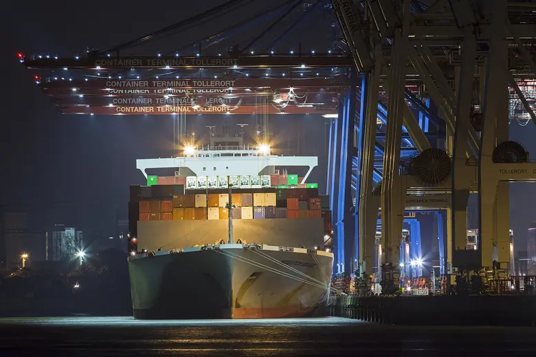 Containerschiff im Hamburger Hafen. 