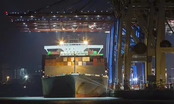 Containerschiff im Hamburger Hafen. 