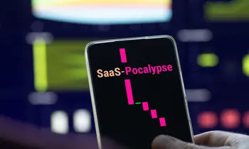 Eine Hand hält ein Smartphone, auf dessen dunklem Display der Begriff SaaSpocalypse und ein fallender pinker Kurschart zu sehen sind.