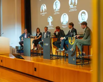 Podiumsdiskussion beim Finance Summit Stuttgart zu KI-Chancen und Risiken für Deutschland und den Mittelstand.