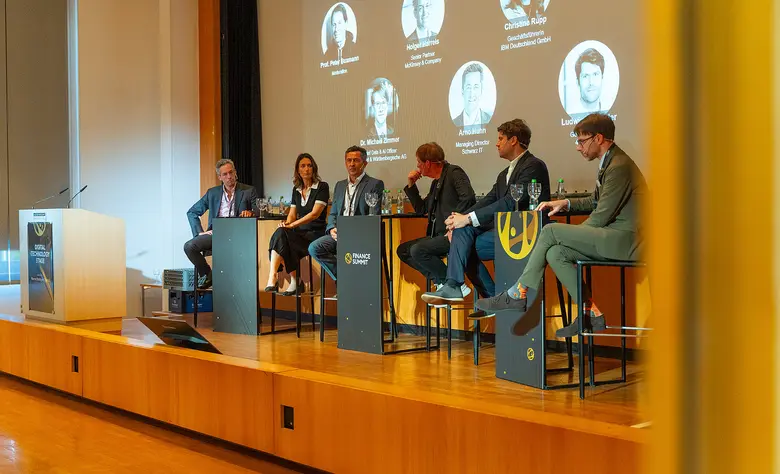 Podiumsdiskussion beim Finance Summit Stuttgart zu KI-Chancen und Risiken für Deutschland und den Mittelstand.