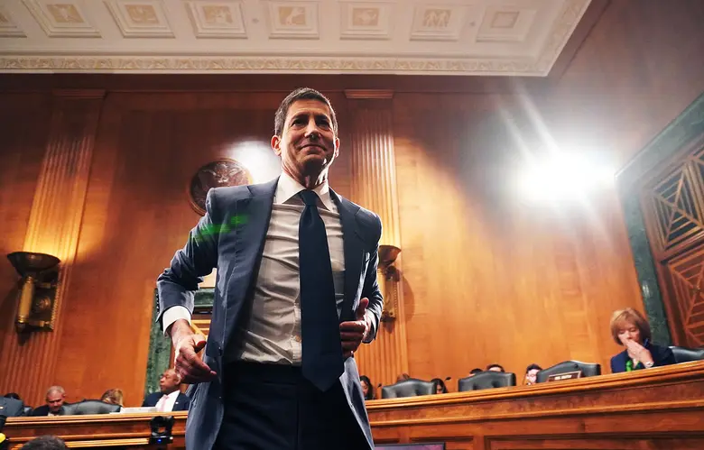 Kevin Warsh im Anzug in einem Anhörungssaal mit Holzvertäfelung.