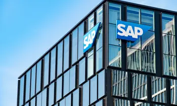 SAP-Logo an moderner Glasfassade eines Bürogebäudes