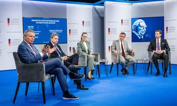 Fünf Personen bei einer Podiumsdiskussion auf einer Bühne des Ludwig-Erhard-Gipfels.