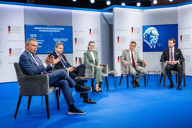 Fünf Personen bei einer Podiumsdiskussion auf einer Bühne des Ludwig-Erhard-Gipfels.
