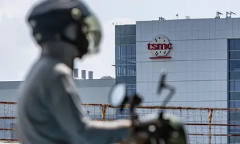 Rollerfahrer vor TSMC-Standort. 