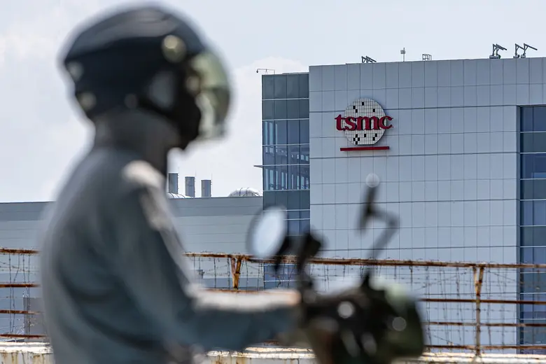 Rollerfahrer vor TSMC-Standort. 