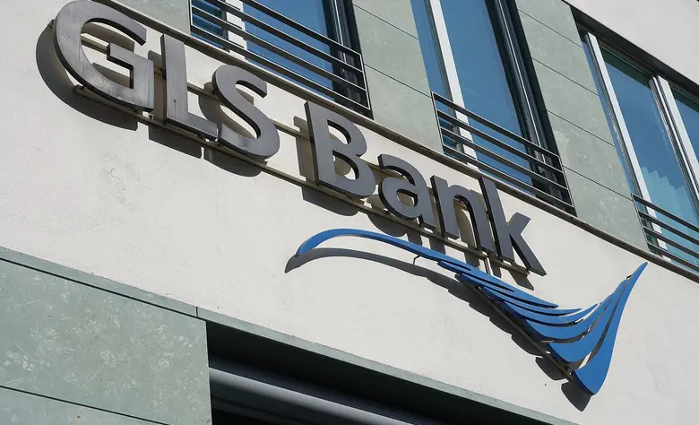 Fassade einer GLS-Bank-Filiale mit Logo in Berlin.