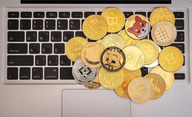 Kryptocoins auf Tastatur.