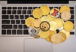 Kryptocoins auf Tastatur.