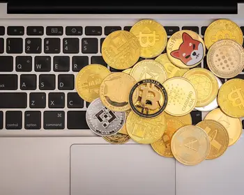 Kryptocoins auf Tastatur.