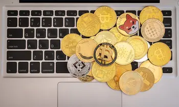 Kryptocoins auf Tastatur.
