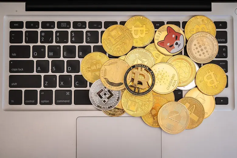 Krypto-Coins auf Tastatur. 