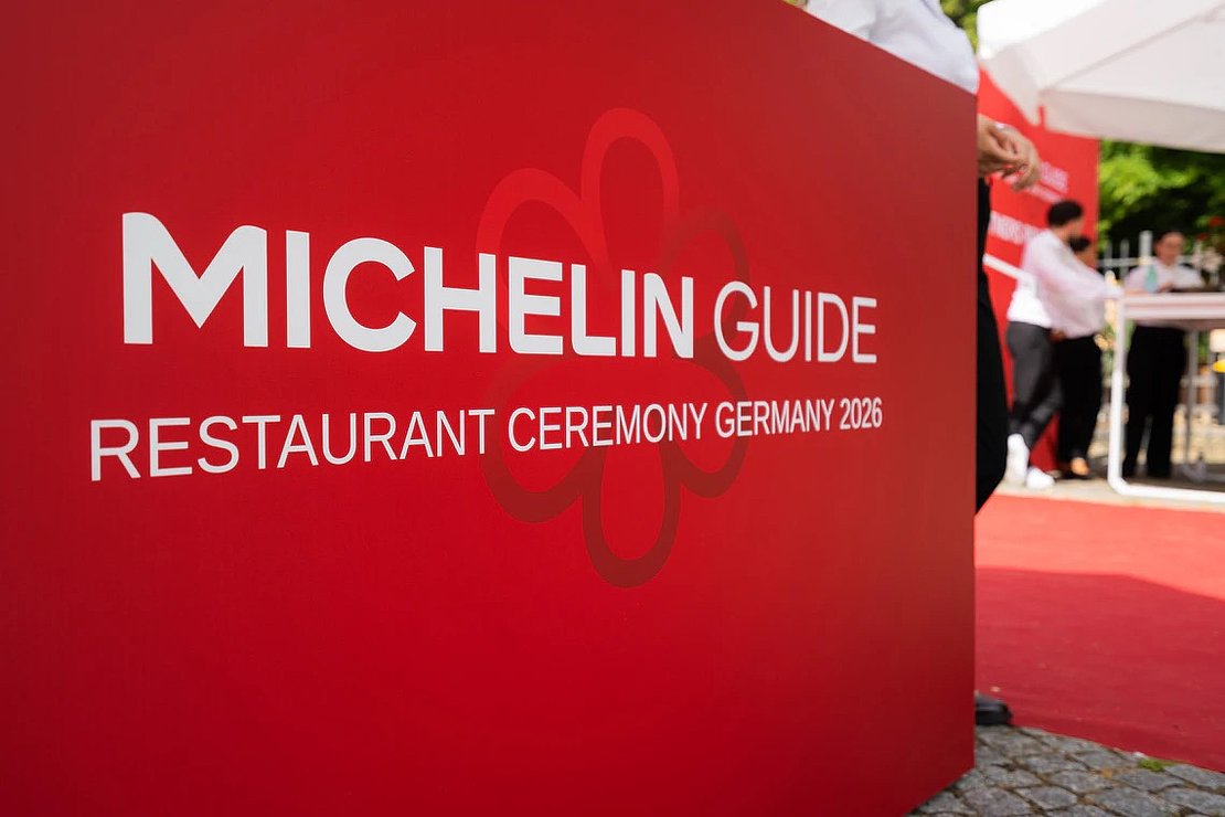 Ein rotes Schild, auf dem Michelin 2026 steht.