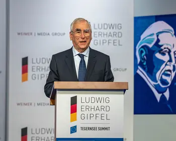 Theo Waigel an einem Rednerpult beim Ludwig-Erhard-Gipfel.