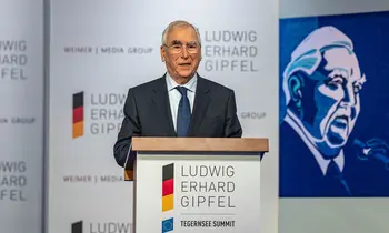 Theo Waigel an einem Rednerpult beim Ludwig-Erhard-Gipfel.