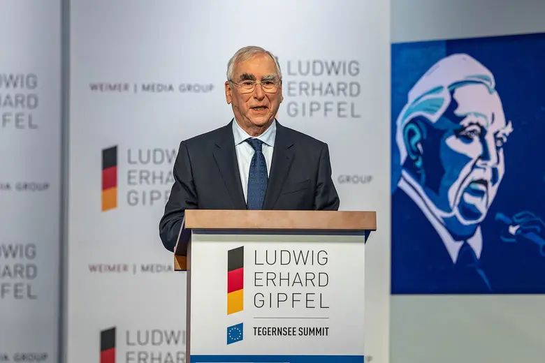 Theo Waigel an einem Rednerpult beim Ludwig-Erhard-Gipfel.