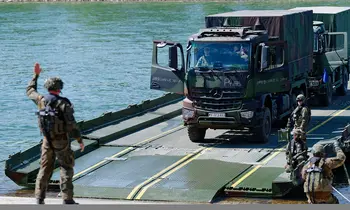 Militärfahrzeug auf Schwimmbrücke. 