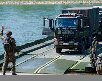 Militärfahrzeug auf Schwimmbrücke. 