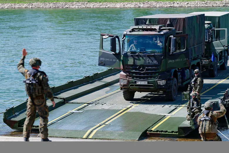 Militärfahrzeug auf Schwimmbrücke. 