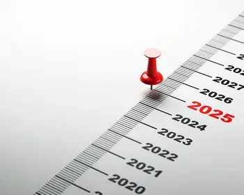 Zeitachse mit Jahreszahlen, das Jahr 2025 ist mit einem roten Pin hervorgehoben.