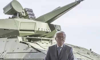 Rheinmetall-Chef Armin Papperger vor einem Skyranger-30-Flugabwehrsystem in Kassel.