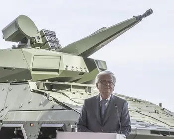 Rheinmetall-Chef Armin Papperger vor einem Skyranger-30-Flugabwehrsystem in Kassel.