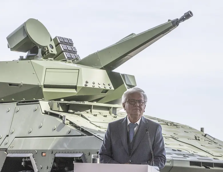 Rheinmetall-Chef Armin Papperger vor einem Skyranger-30-Flugabwehrsystem in Kassel.